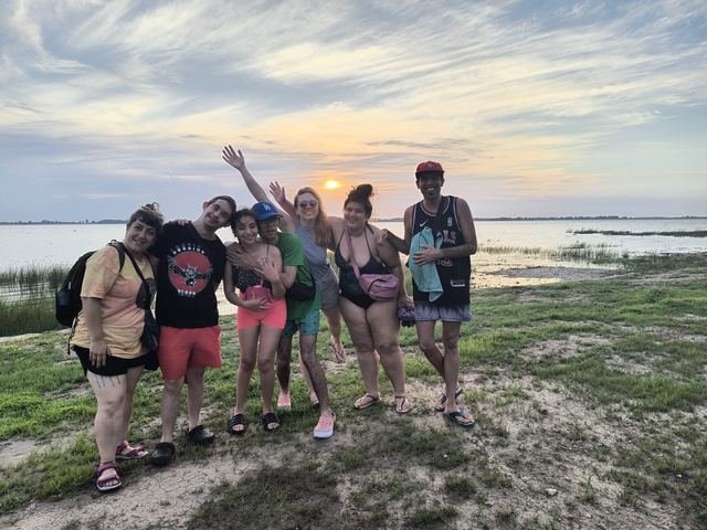 El grupo al atardecer a orillas del rio, durante un viaje