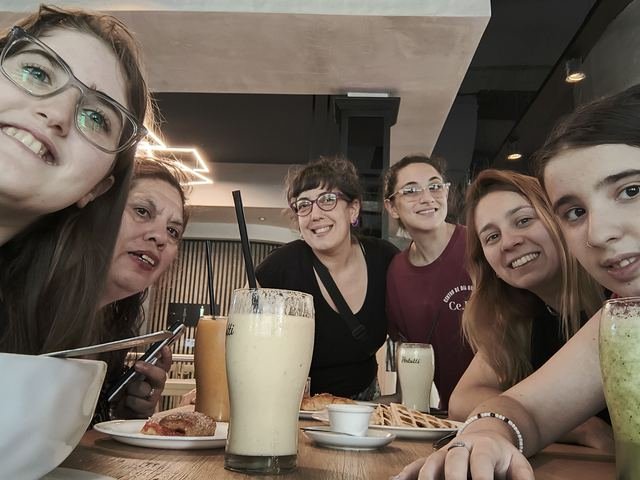 Participantes compartiendo la merienda en una cafeteria