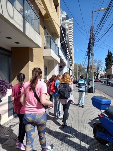 El grupo caminando por la vereda con sus mochilas, camino a una salida