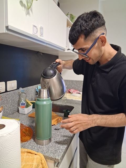 Un participante preparando el mate con el termo