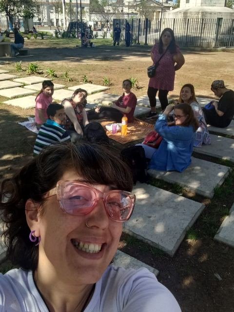 Merienda al aire libre sobre el pasto, en una plaza
