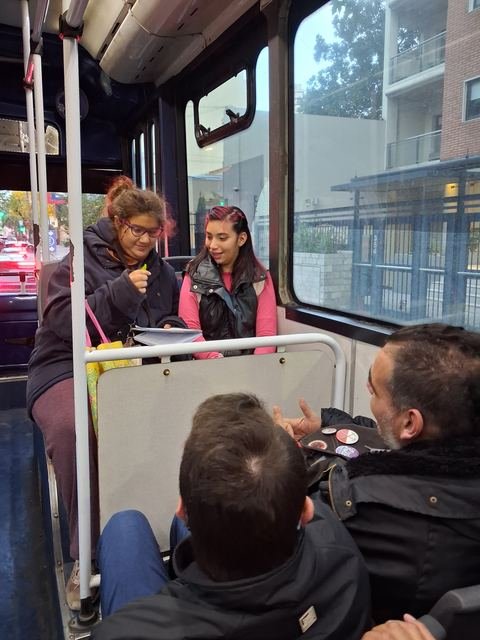 Participantes conversando durante un viaje en colectivo
