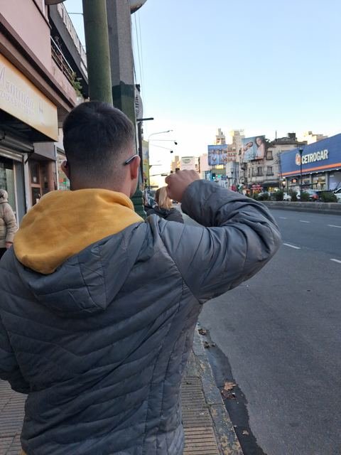 Un participante caminando por la avenida