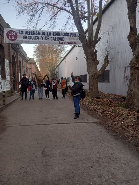 El grupo caminando por una calle del barrio